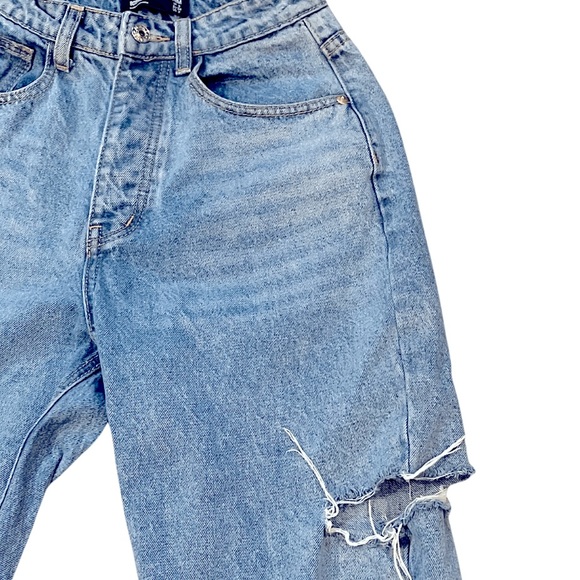 PrettyLittleThing Baggy Button-Fly Boyfriend Jeans - Picture 5 of 9